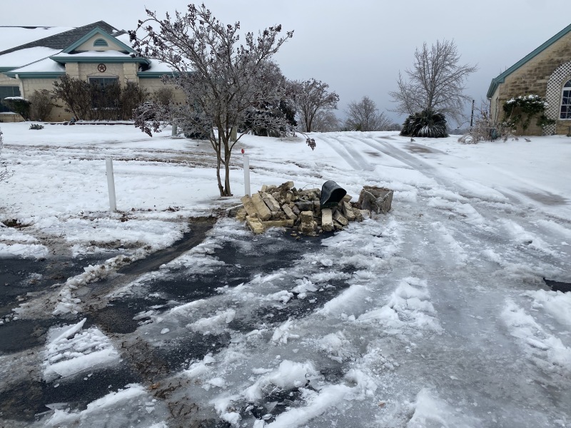 2021/02(February)/Snow-Storm-2-Texas/800x600_2021-02-17-Texas-Ice-Storm-13-broken-mailbox.JPG