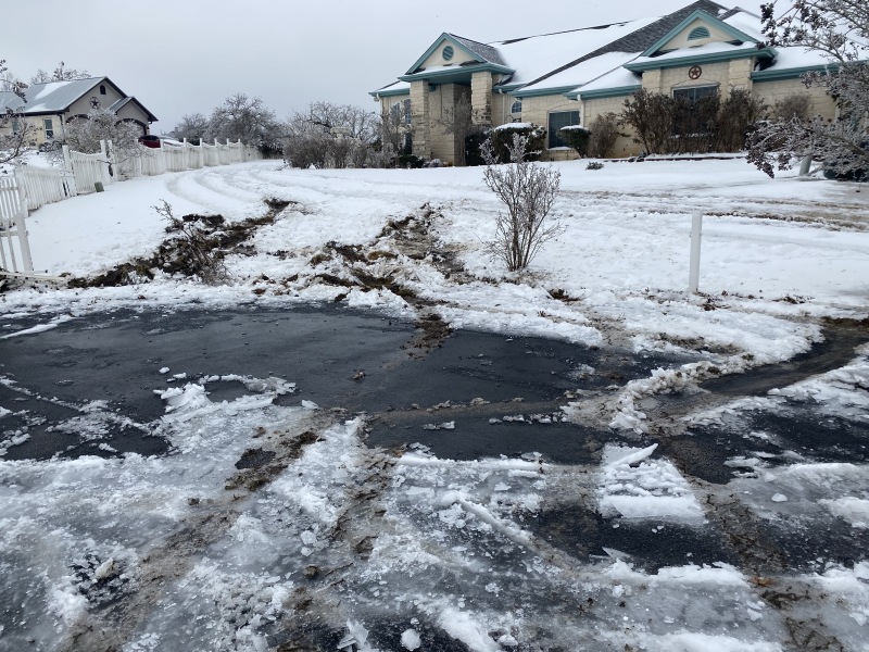 2021/02(February)/Snow-Storm-2-Texas/800x600_2021-02-17-Texas-Ice-Storm-14-broken-mailbox.JPG
