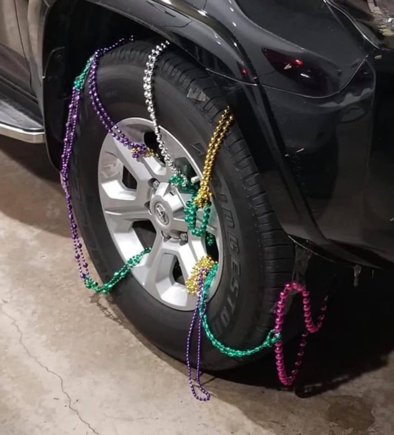 2021/02(February)/Snow-Storm-2-Texas/800x600_2021-02-27-Meme-12-Mardi-Gras-snow-chains.JPG
