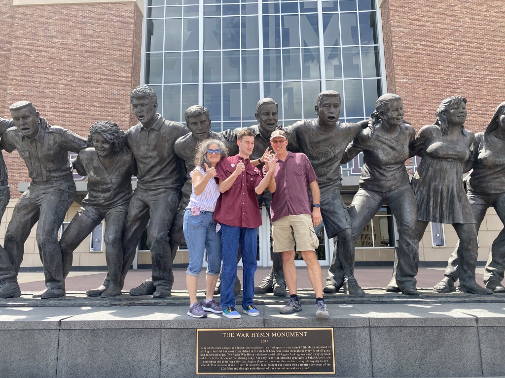 2021/04(April)/TAMU-Ring-Day/1024x768_2021-04-08-TAMU-Ring-Day-28-Suzi-Chance-Travis.JPG