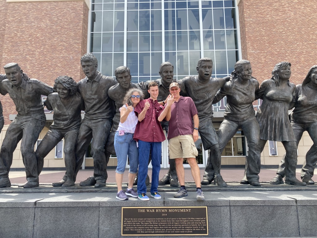 2021/04(April)/TAMU-Ring-Day/1024x768_2021-04-08-TAMU-Ring-Day-29-Suzi-Chance-Travis.JPG