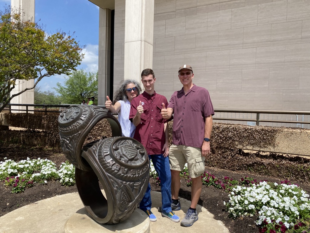 2021/04(April)/TAMU-Ring-Day/1024x768_2021-04-08-TAMU-Ring-Day-56-Suzi-Chance-Travis.JPG
