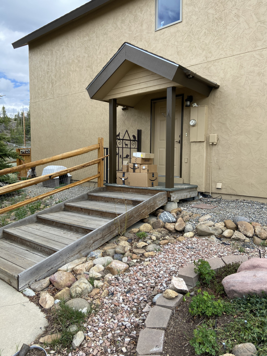 2021/06(June)/Breckenridge-Move/1024x768_2021-06-02-Move-02-Amazon-Boxes-piled-up.jpg