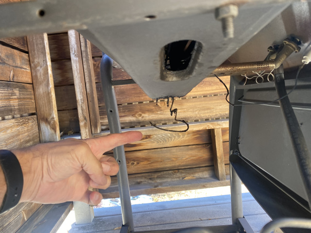 2021/06(June)/Breckenridge-Move/640x480_2021-10-30-Move-Gas-Grill-grease-can-missing.jpg