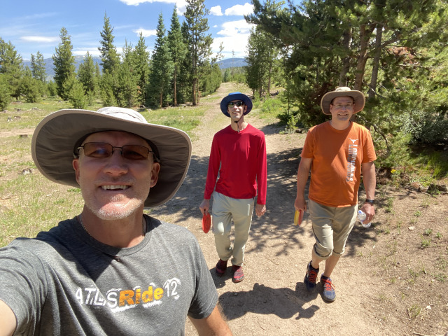 2021/07(July)/Steve-Stan-visit/640x480_2021-07-08-Colorado-01-Disc-Golf-Stan-Steve-Travis.jpg