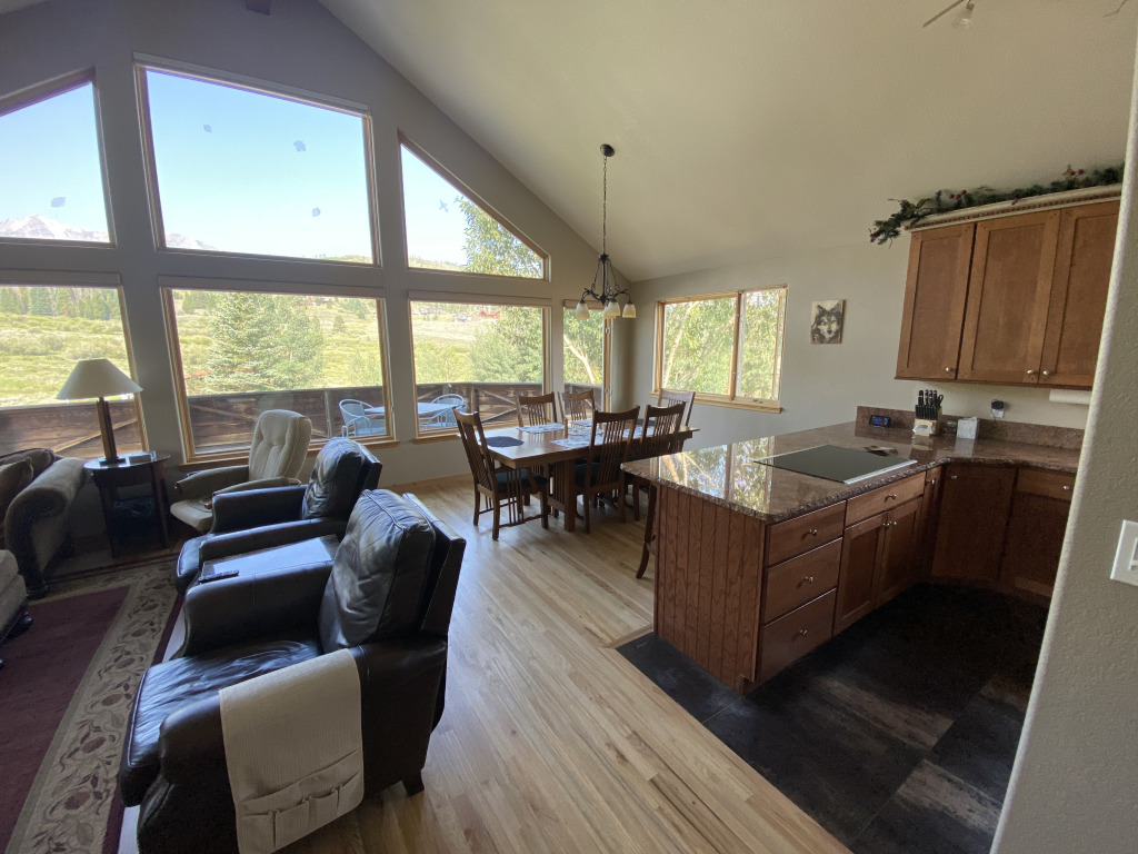 2021/08(August)/Breckenridge-House-Show-Pics/1024x768_2021-08-11-588-LakeView-Circle-West-04-Upstairs-Living-Room-Kitchen.jpg
