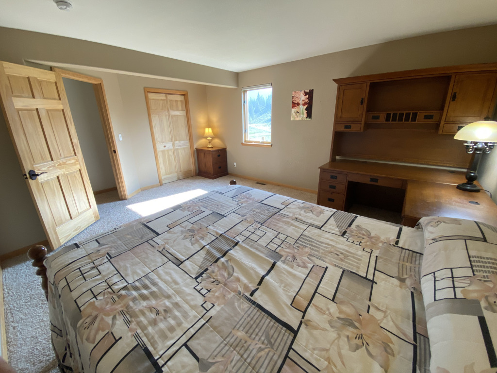 2021-08-11-588-LakeView-Circle-West-11-Grand-Canyon-Bedroom.jpg