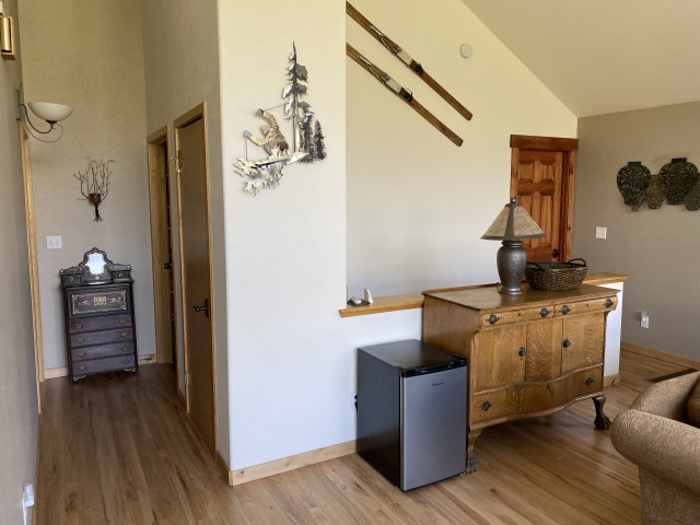 2021-08-11-588-LakeView-Circle-West-06-Upstairs-LivingRoom-Hallway.jpg
