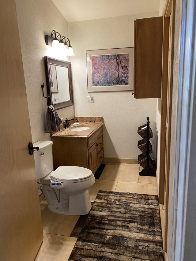 2021-08-11-588-LakeView-Circle-West-07-Upstairs-Bathroom.jpg