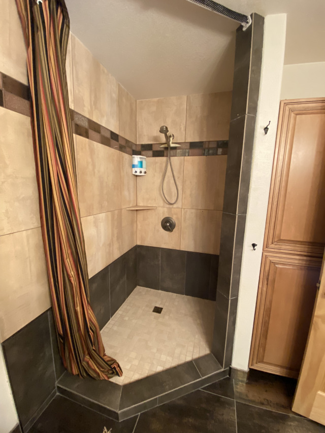 2021-08-11-588-LakeView-Circle-West-15-Downstairs-Bathroom.jpg