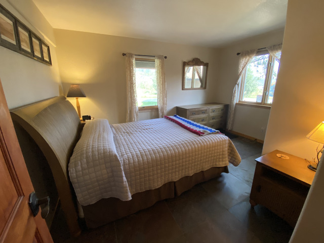 2021-08-11-588-LakeView-Circle-West-16-Downstairs-Historical-Bedroom.jpg