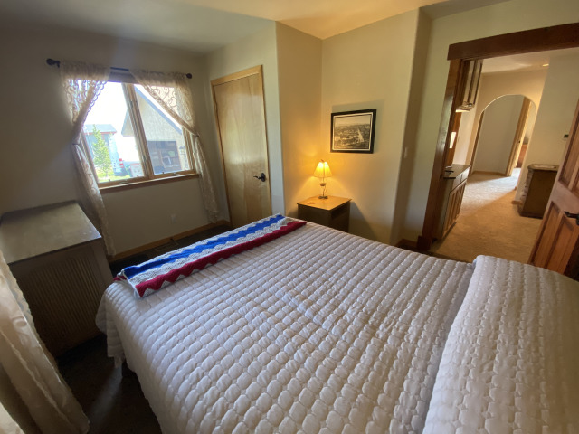 2021-08-11-588-LakeView-Circle-West-18-Downstairs-Historical-Bedroom.jpg