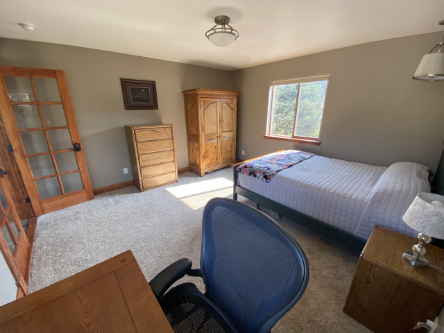 2021-08-11-588-LakeView-Circle-West-22-Downstairs-FrenchDoor-Bedroom.jpg