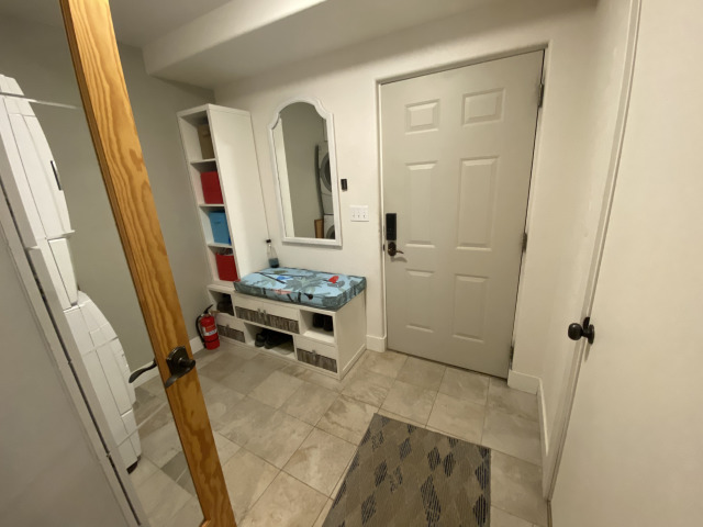 2021-08-11-588-LakeView-Circle-West-25-Mudroom-Laundry.jpg