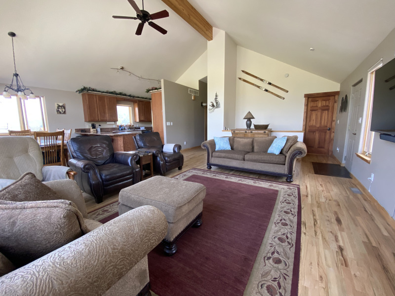 2021-08-11-588-LakeView-Circle-West-01-Upstairs-LivingRoom.jpg