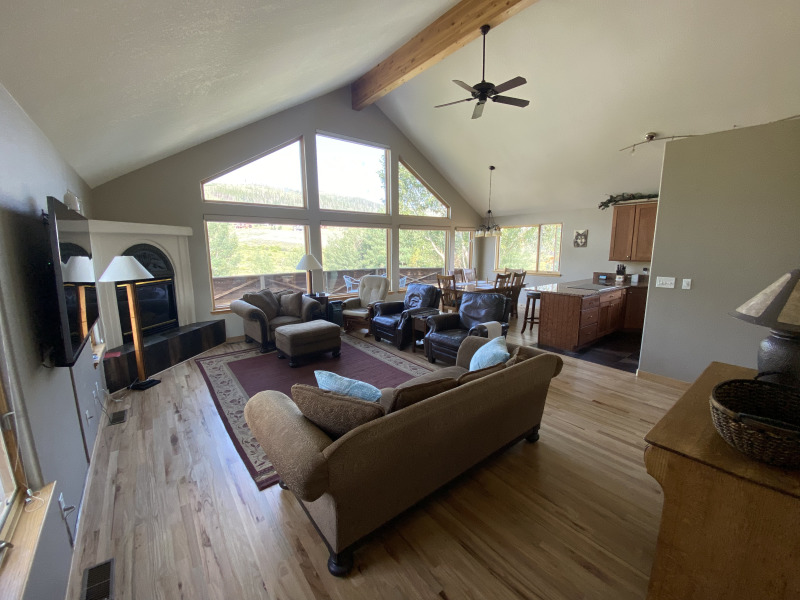 2021-08-11-588-LakeView-Circle-West-02-Upstairs-LivingRoom.jpg