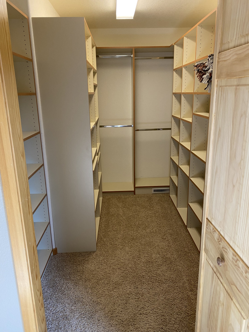 2021-08-11-588-LakeView-Circle-West-12-Grand-Canyon-Closet.jpg