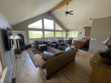 2021-08-11-588-LakeView-Circle-West-02-Upstairs-LivingRoom.jpg