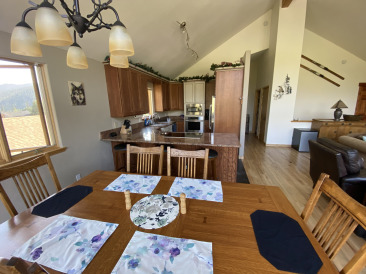 2021-08-11-588-LakeView-Circle-West-05-Dining-Kitchen.jpg
