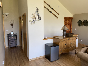 2021-08-11-588-LakeView-Circle-West-06-Upstairs-LivingRoom-Hallway.jpg