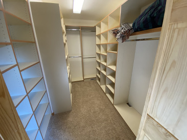 2021-08-11-588-LakeView-Circle-West-13-Grand-Canyon-Closet.jpg