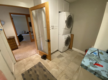 2021-08-11-588-LakeView-Circle-West-26-Mudroom-Laundry.jpg