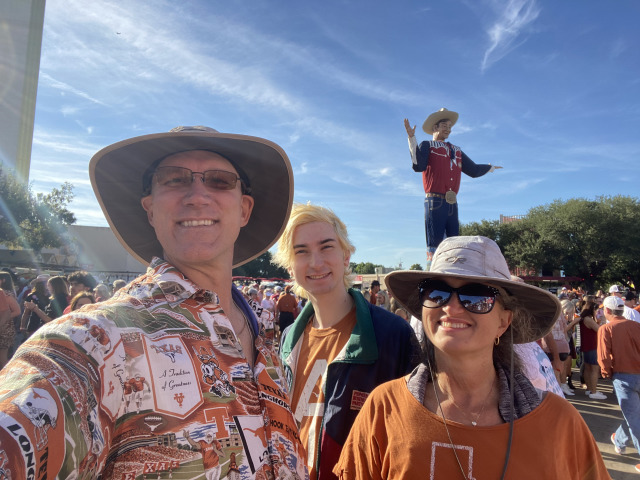 2021-10-09-UT-Football-02-Travis-Dax-Suzi.jpg