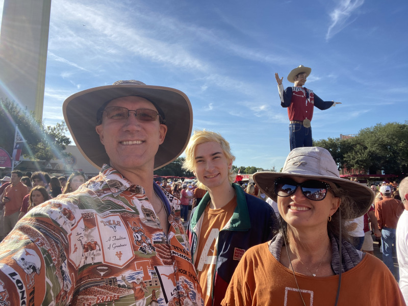 2021-10-09-UT-Football-03-Travis-Dax-Suzi.jpg