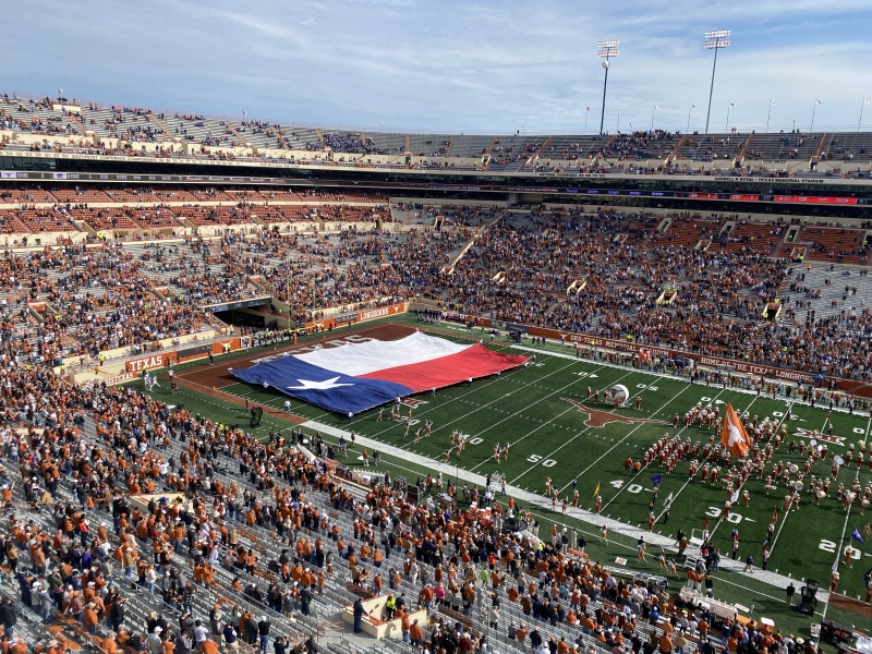 2021/09(September)/UT-Football/800x600_2021-11-26-UT-Football-03.JPG