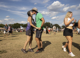 2021-10-01-ACLFest-2-Suzi-Travis-Neon-Moon-by-Band-of-Horses-GOOD.JPG
