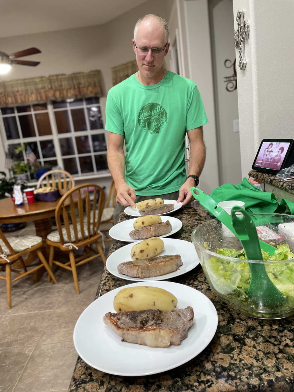 2021/12(December)/Ben-Kavita-Bike-Steaks/1024x768_2021-12-04-Bikes-and-Steaks-08-Travis.JPEG