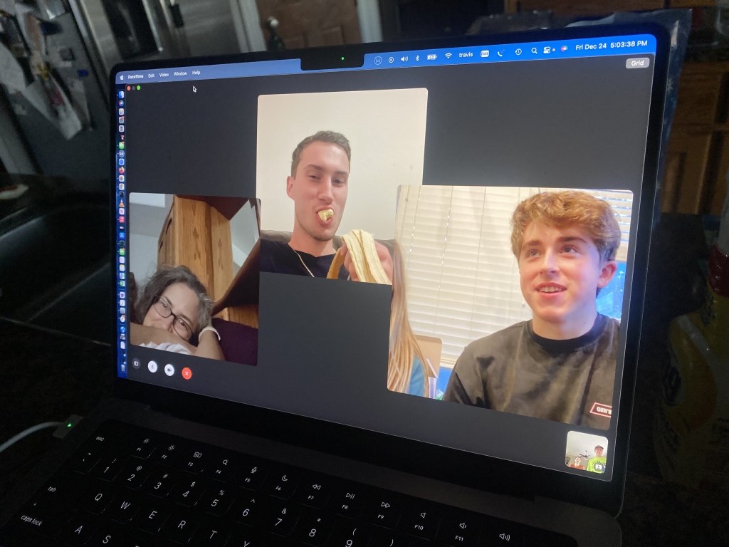 2021/12(December)/Christmas/1024x768_2021-12-24-Christmas-Facetime-3-Suzi-Chance-Ian.JPG