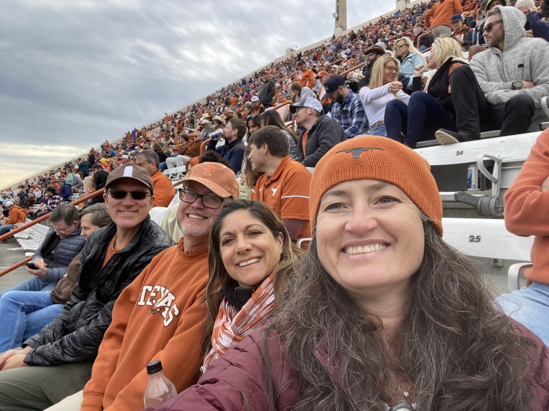 2021/BEST-OF/800x600_2021-11-26-UT-Football-06-Travis-Mariana-Greg-Suzi-GOOD.JPG