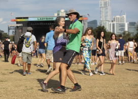 2021-10-01-ACLFest-1-Suzi-Travis-Neon-Moon-by-Band-of-Horses-GOOD.JPG