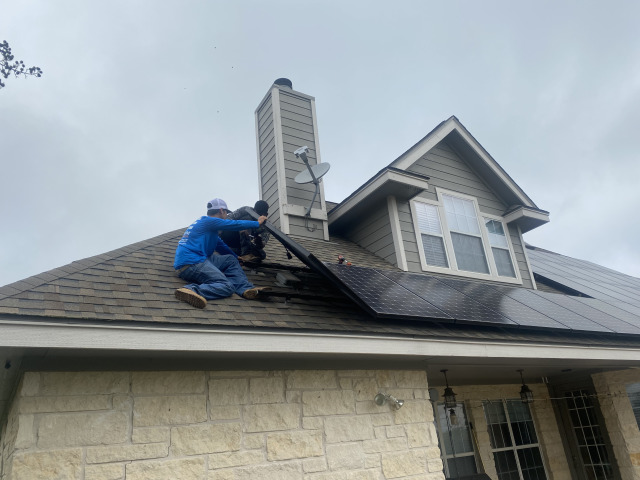 2021/SunPower/640x480_2021-10-25-Sunpower-Solar-analyzing-01-broken-micro-inverters-1.jpg