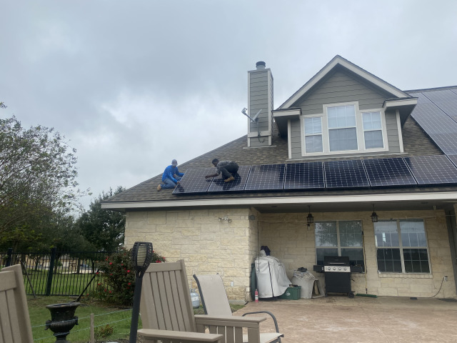 2021/SunPower/640x480_2021-10-25-Sunpower-Solar-analyzing-02-broken-micro-inverters-2.jpg