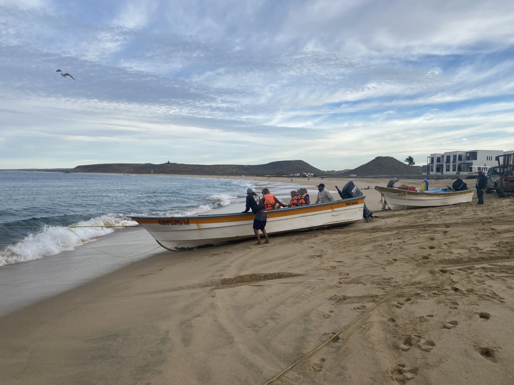 2022/01(January)/Mexico-LosCubos/1024x768_2022-01-23-Mexico-Los-Cubos-036-Justin-Jan-Angie-boat-dragged-into-ocean.JPG