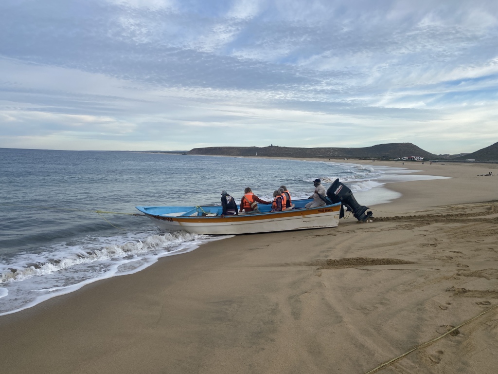 2022/01(January)/Mexico-LosCubos/1024x768_2022-01-23-Mexico-Los-Cubos-039-Justin-Jan-Angie-boat-dragged-into-ocean.JPG