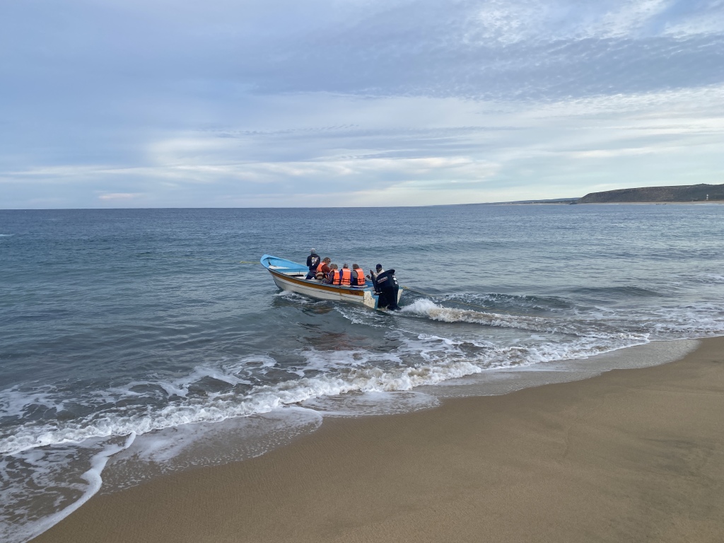 2022/01(January)/Mexico-LosCubos/1024x768_2022-01-23-Mexico-Los-Cubos-043-Justin-Jan-Angie-boat-dragged-into-ocean.JPG