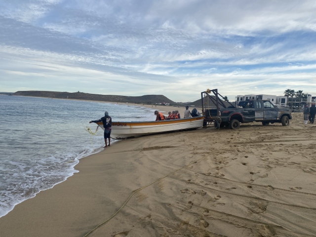 2022-01-23-Mexico-Los-Cubos-034-Justin-Jan-Angie-boat-dragged-into-ocean.JPG