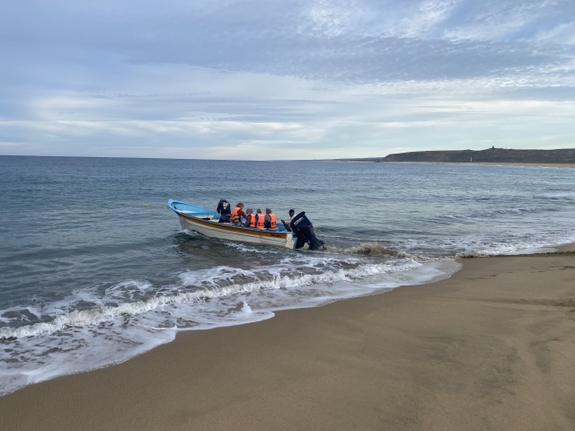 2022/01(January)/Mexico-LosCubos/640x480_2022-01-23-Mexico-Los-Cubos-042-Justin-Jan-Angie-boat-dragged-into-ocean.JPG