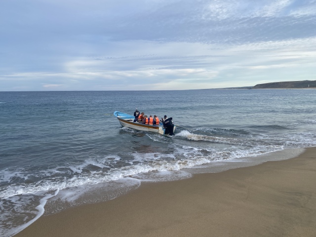 2022-01-23-Mexico-Los-Cubos-043-Justin-Jan-Angie-boat-dragged-into-ocean.JPG