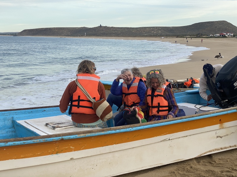 2022/01(January)/Mexico-LosCubos/800x600_2022-01-23-Mexico-Los-Cubos-033-Justin-Jan-Angie-boat-dragged-into-ocean.JPG