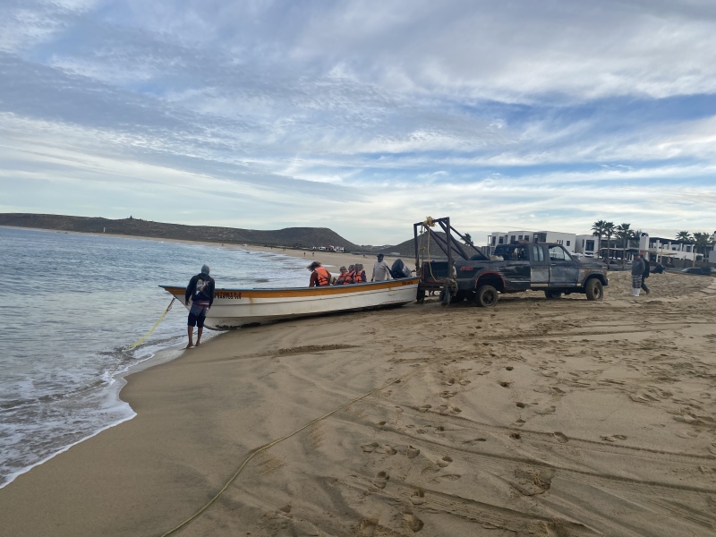 2022/01(January)/Mexico-LosCubos/800x600_2022-01-23-Mexico-Los-Cubos-035-Justin-Jan-Angie-boat-dragged-into-ocean.JPG