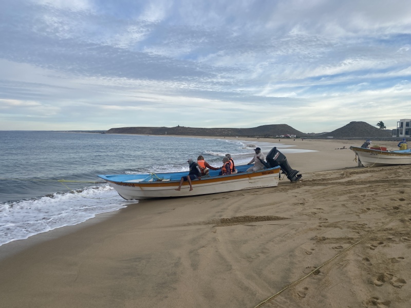 2022/01(January)/Mexico-LosCubos/800x600_2022-01-23-Mexico-Los-Cubos-038-Justin-Jan-Angie-boat-dragged-into-ocean.JPG