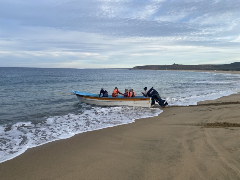 2022/01(January)/Mexico-LosCubos/800x600_2022-01-23-Mexico-Los-Cubos-041-Justin-Jan-Angie-boat-dragged-into-ocean.JPG