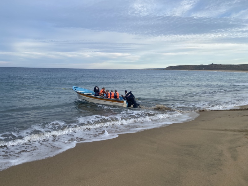 2022/01(January)/Mexico-LosCubos/800x600_2022-01-23-Mexico-Los-Cubos-042-Justin-Jan-Angie-boat-dragged-into-ocean.JPG