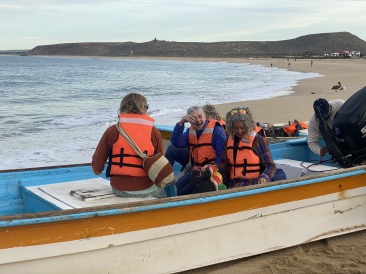 2022-01-23-Mexico-Los-Cubos-033-Justin-Jan-Angie-boat-dragged-into-ocean.JPG