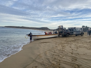 2022-01-23-Mexico-Los-Cubos-034-Justin-Jan-Angie-boat-dragged-into-ocean.JPG