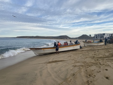 2022-01-23-Mexico-Los-Cubos-036-Justin-Jan-Angie-boat-dragged-into-ocean.JPG